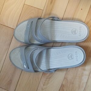 Crocs ladies sandles size 10, gray in color